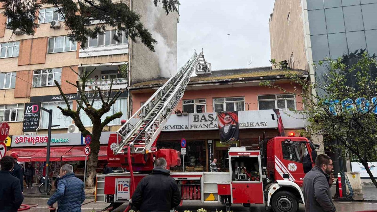 Fırının bacası tutuştu: 3 kişi dumandan etkilendi