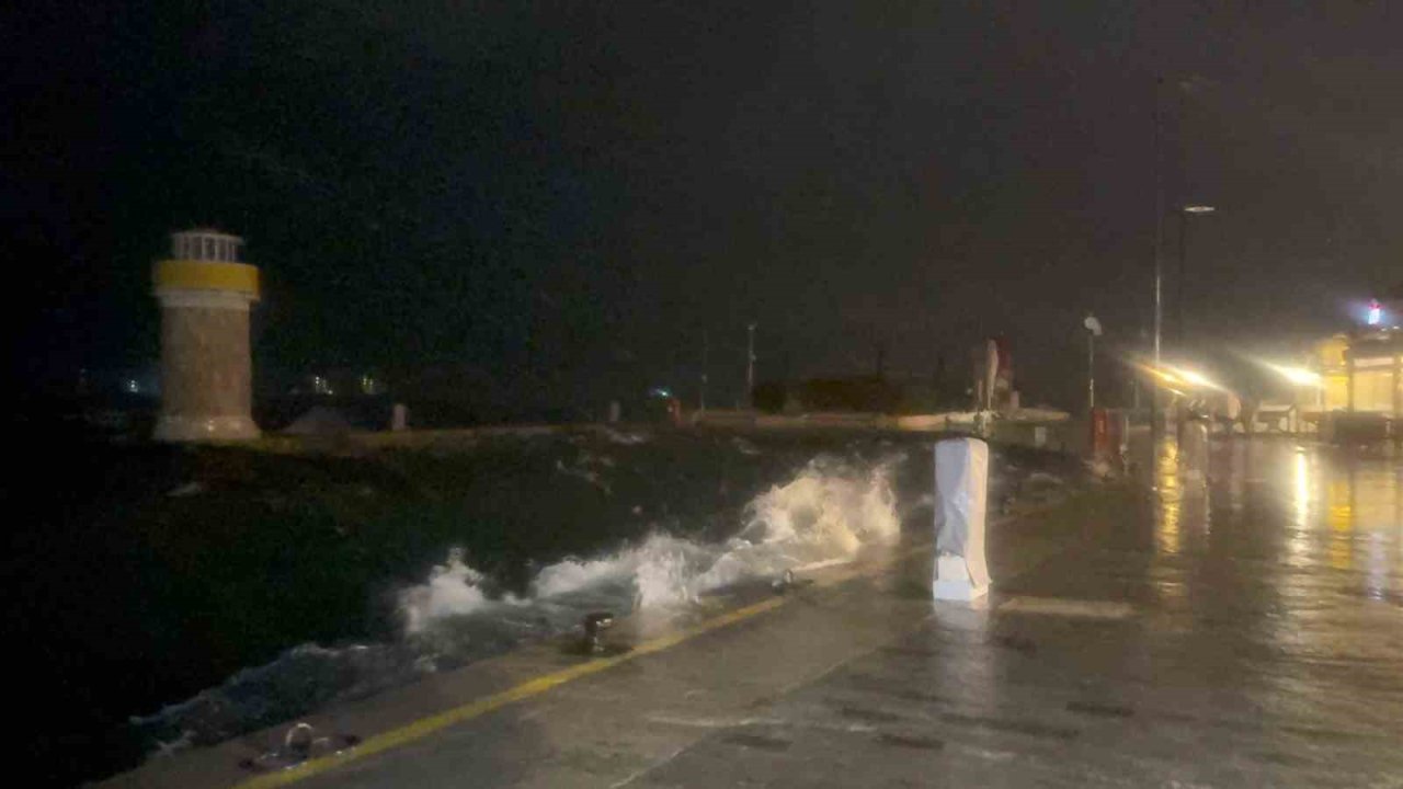 Marmaris’te şiddetli fırtına etkili oluyor