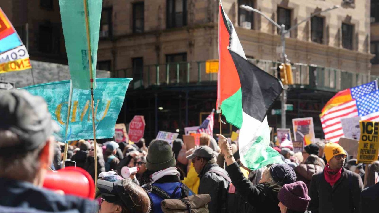 Manhattan’da "Krallara Hayır" protestosunda on binlerce kişi yürüdü