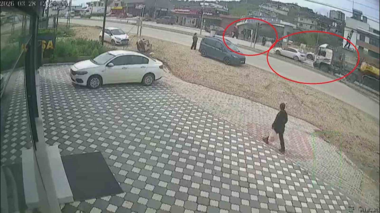 Karşıdan karşıya geçmek isteyen öğrencilere çarpmamak için sola manevra yapan iş makinesi yüklü tır sürücüsünün faciayı önlediği anlar kamerada