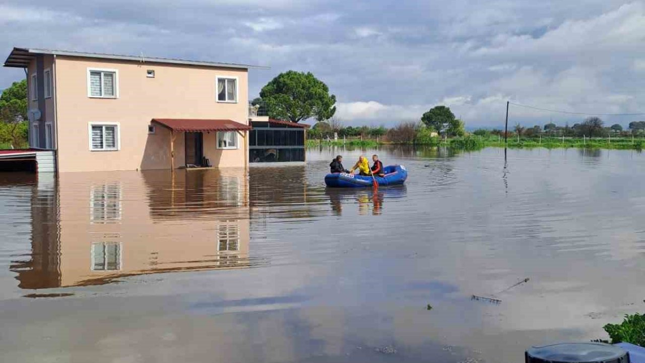 Yükselen sular evde mahsur bıraktı, AFAD ekipleri yetişti