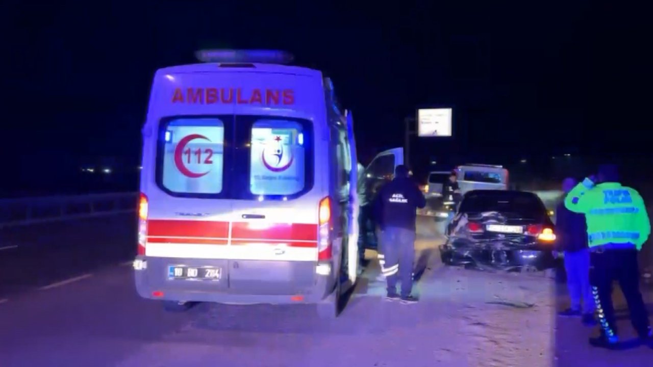 D100’de iki otomobil çarpıştı: 2 yaralı