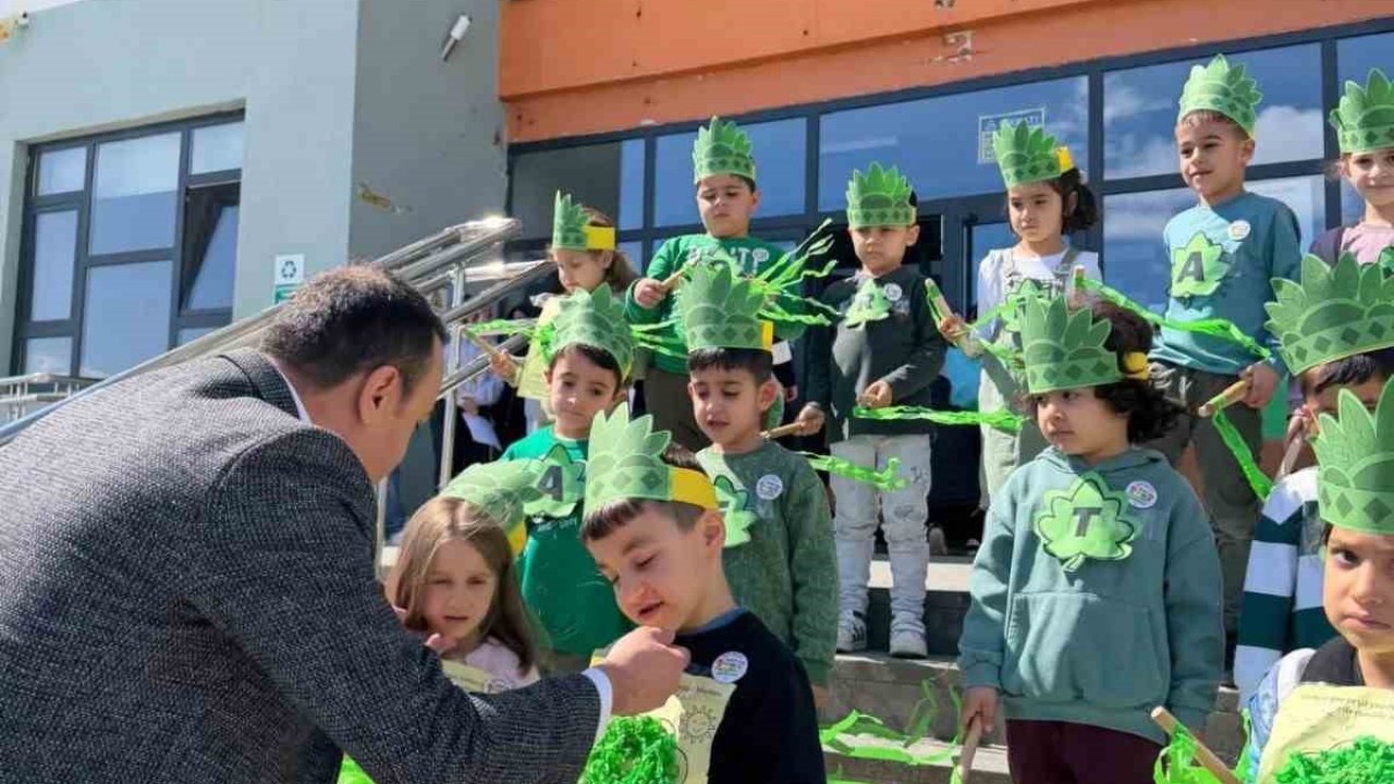 Kaymakam Pelvan öğrencilerle fidan dikti