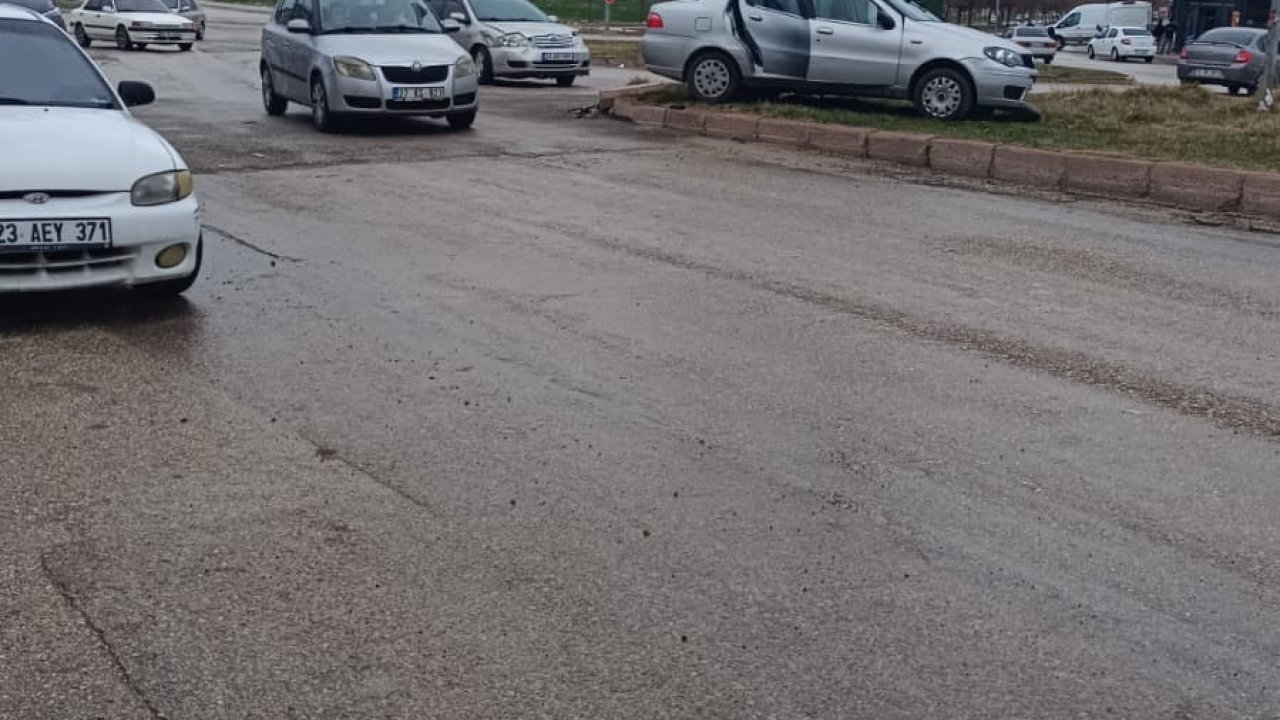 Elazığ’da otomobiller çarpıştı: 3 yaralı