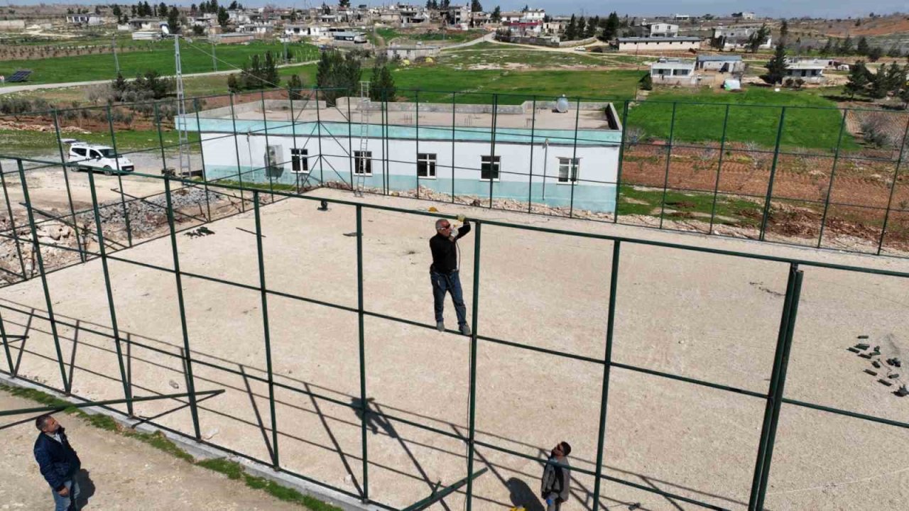 Olukyanı ve Payamlı halı sahaları tamamlanıyor