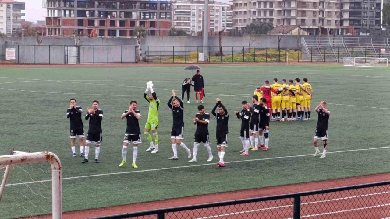 Alaşehir Belediyespor evinde yıkıldı