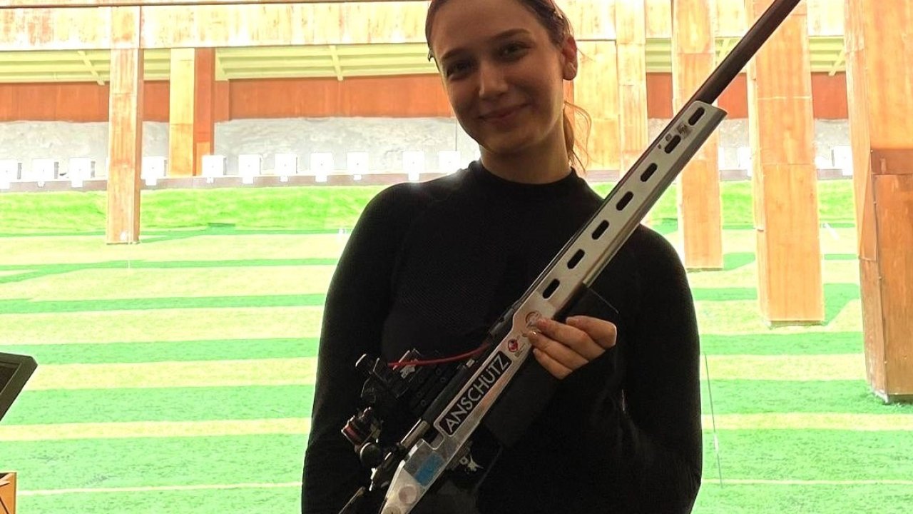 Milli sporcu kendi rekorunu kırarak zirveye çıktı