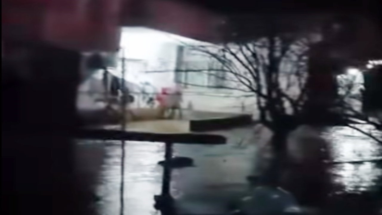 Şırnak’ta şiddetli yağış: Köy yolları göle döndü