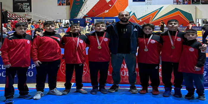 Karslı güreşçiler Muş’ta madalyalara damga vurdu