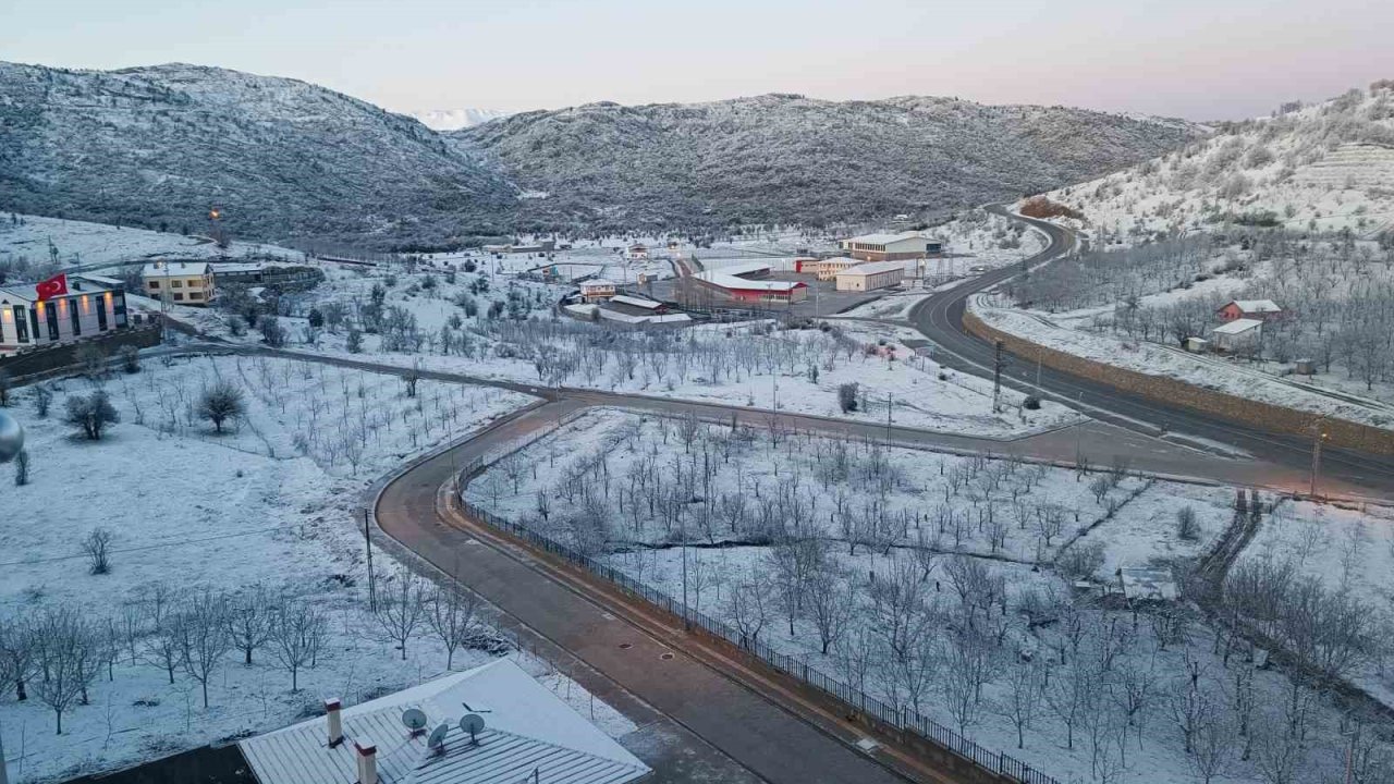 Konya’nın Hadim ilçesi beyaza büründü