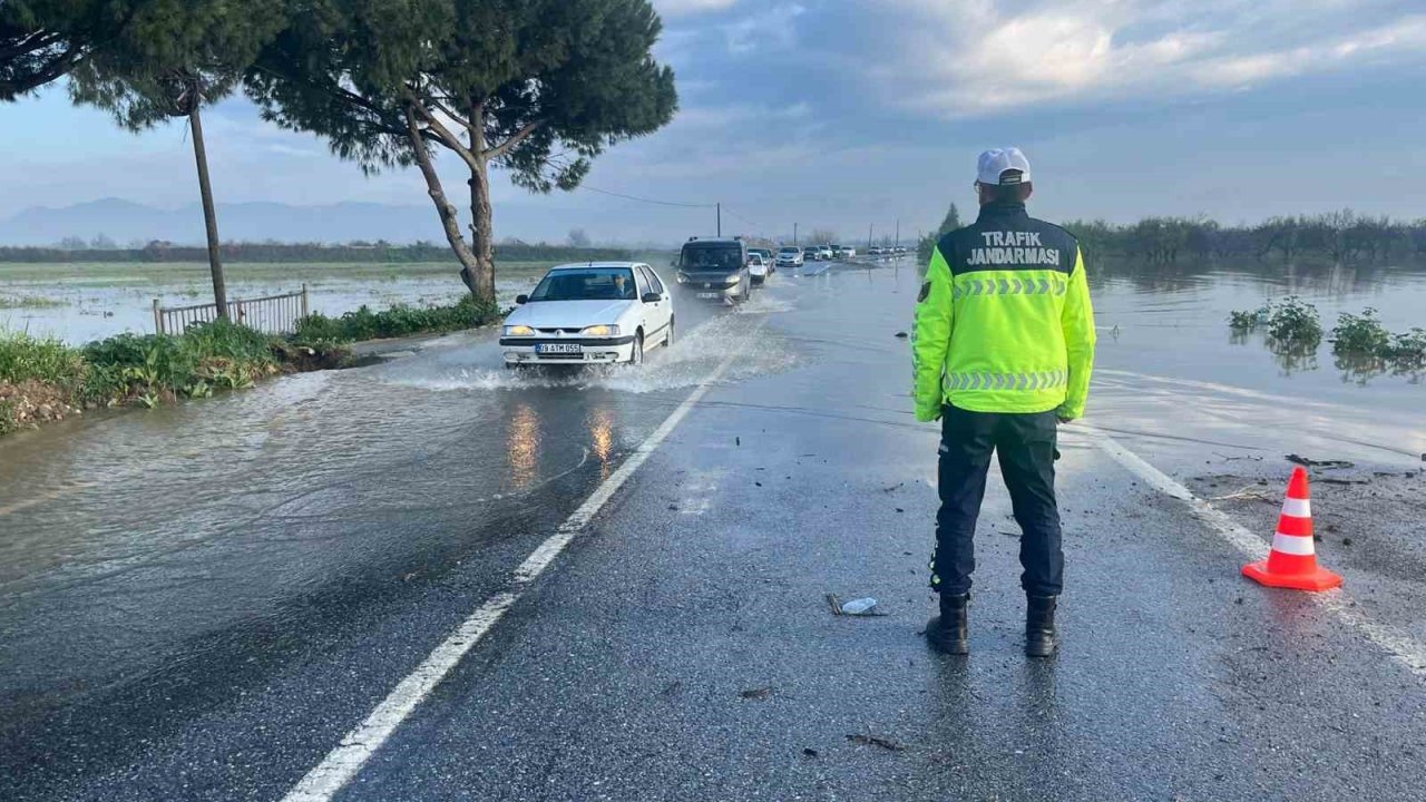 Menderes Nehri taştı, İncirliova-Koçarlı yolu sular altında kaldı