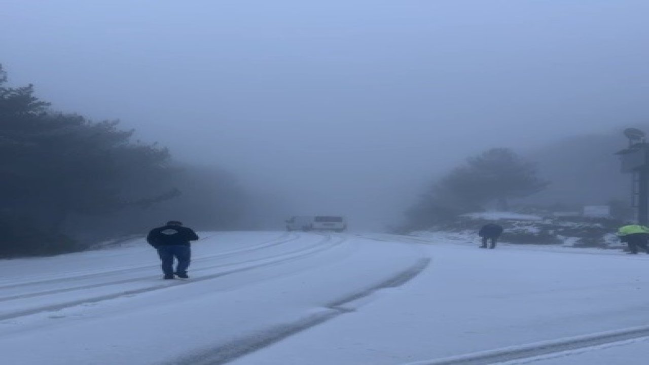 Osmaniye’de dolu yağışı yolları beyaza bürüdü