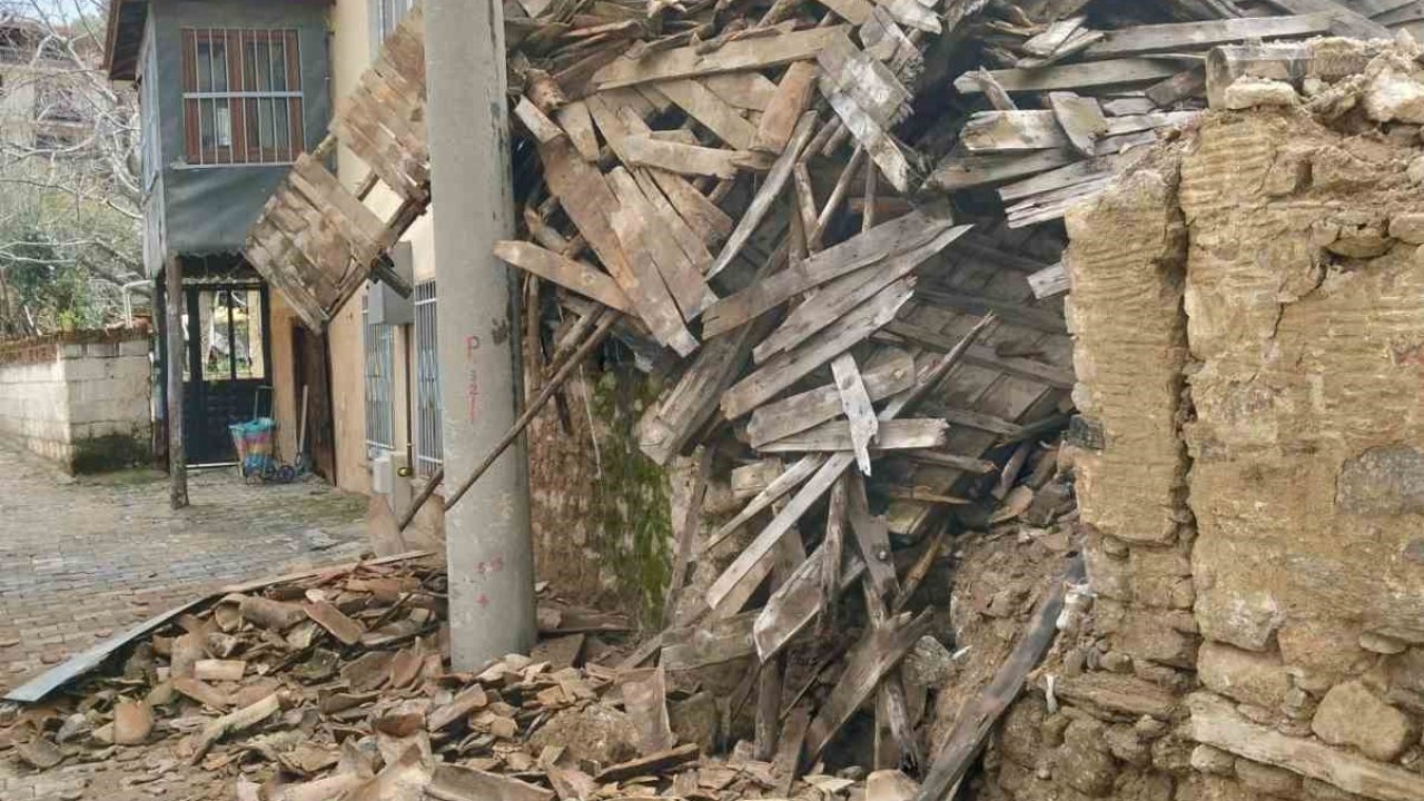 Denizli’de metruk ev çöktü