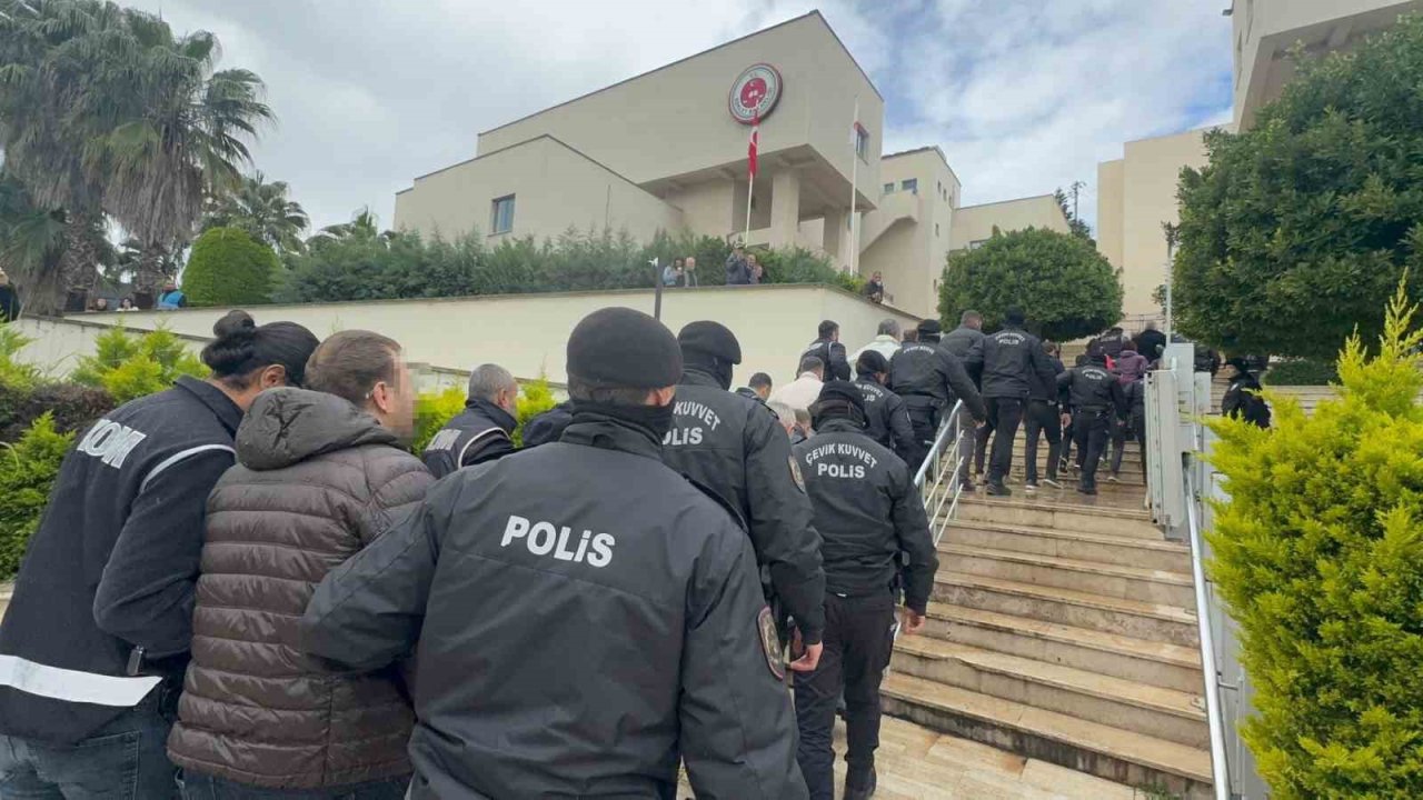 Marmaris’teki ’rüşvet’ operasyonunun şüphelileri adliyeye sevk edildi