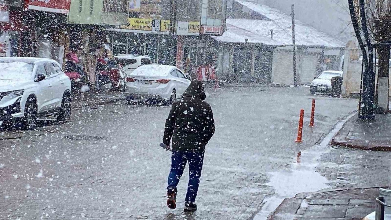 Karlıova’da kar etkili oldu
