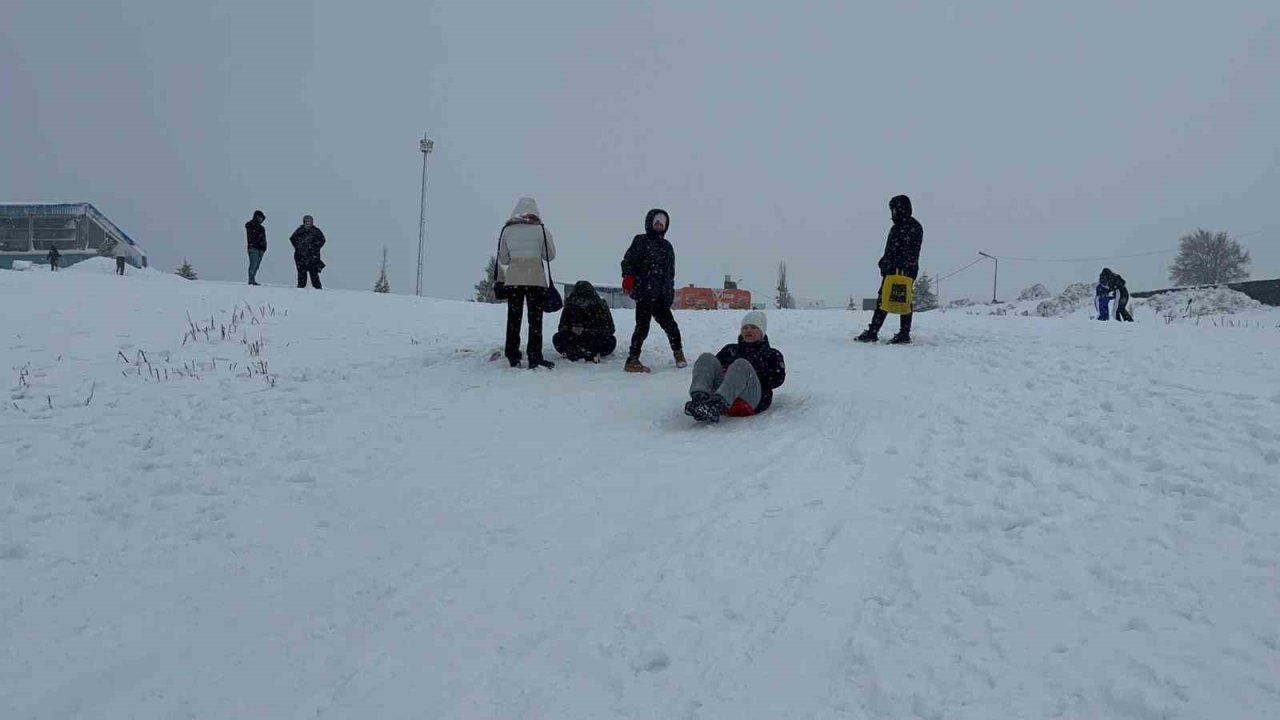 Uludağ’da etkili olan kar yağışıyla günübirlikçiler zirveye akın etti