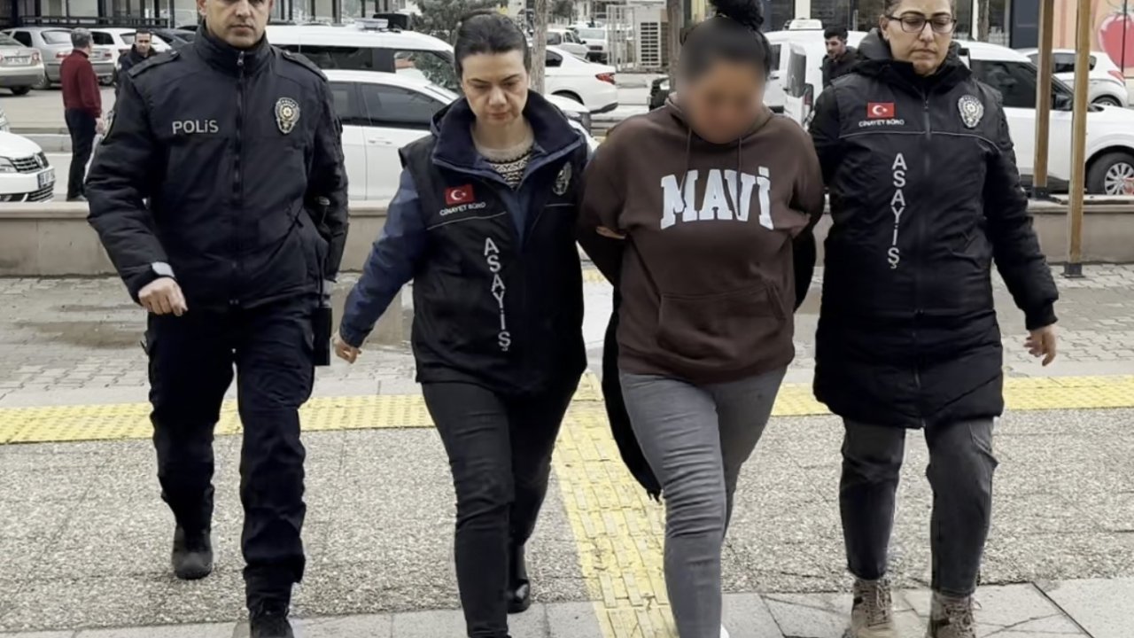 Annesinin sevgilisini bıçaklayan genç ve polise tokat atan annesi adliyede