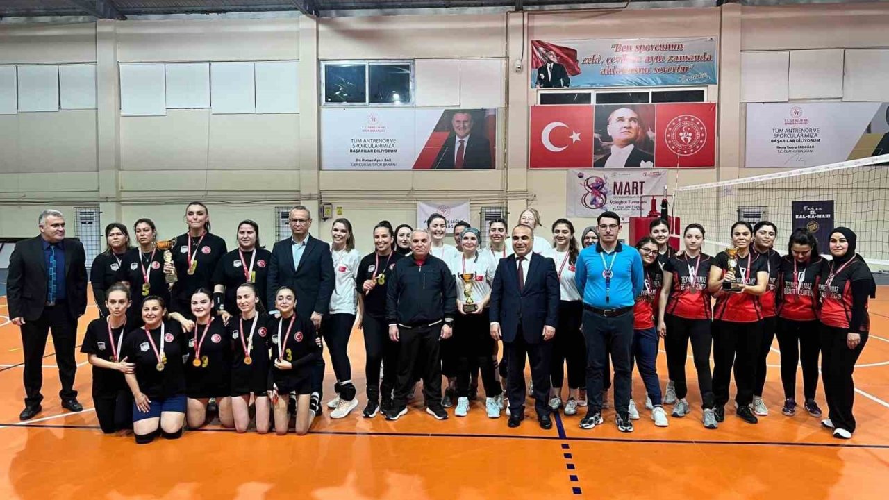 Anamur’da Kadınlar Günü Voleybol Turnuvası tamamlandı
