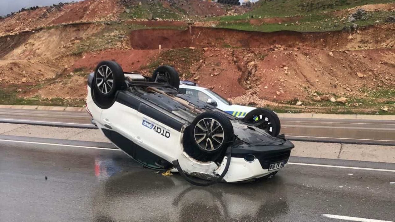 Siirt’te kontrolden çıkan araç takla attı