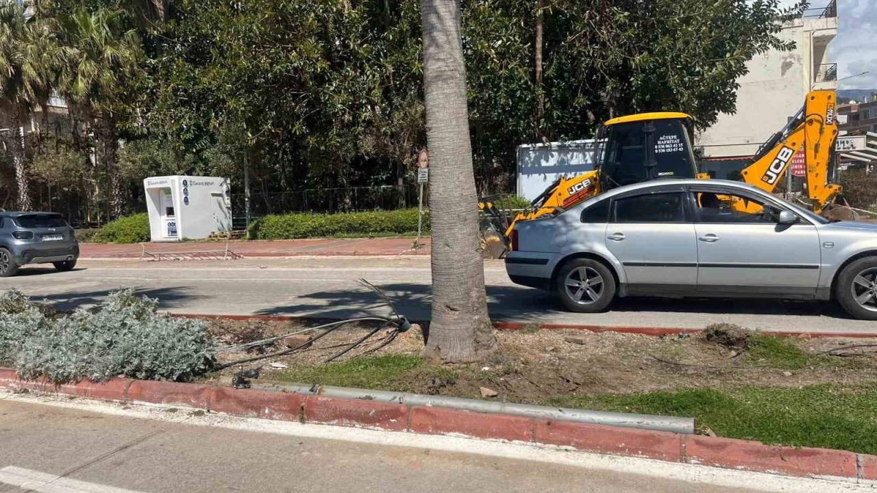 Antalya’da otomobil elektrik direğine çarptı: 2 yaralı