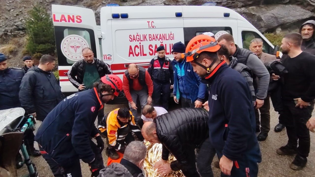 Artvin’de araç uçuruma yuvarlandı: 1 yaralı