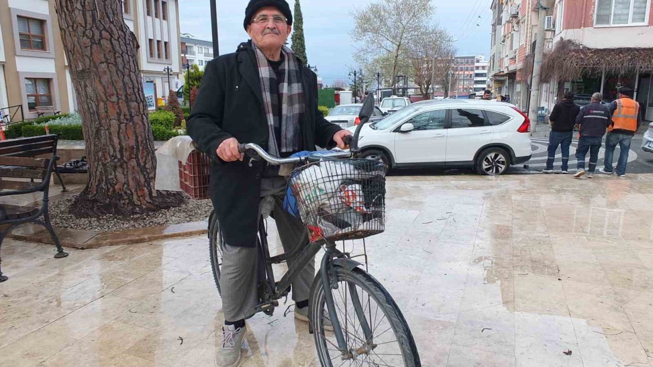 Burhaniye’de yaşlı adam her yere bisikletle gidiyor