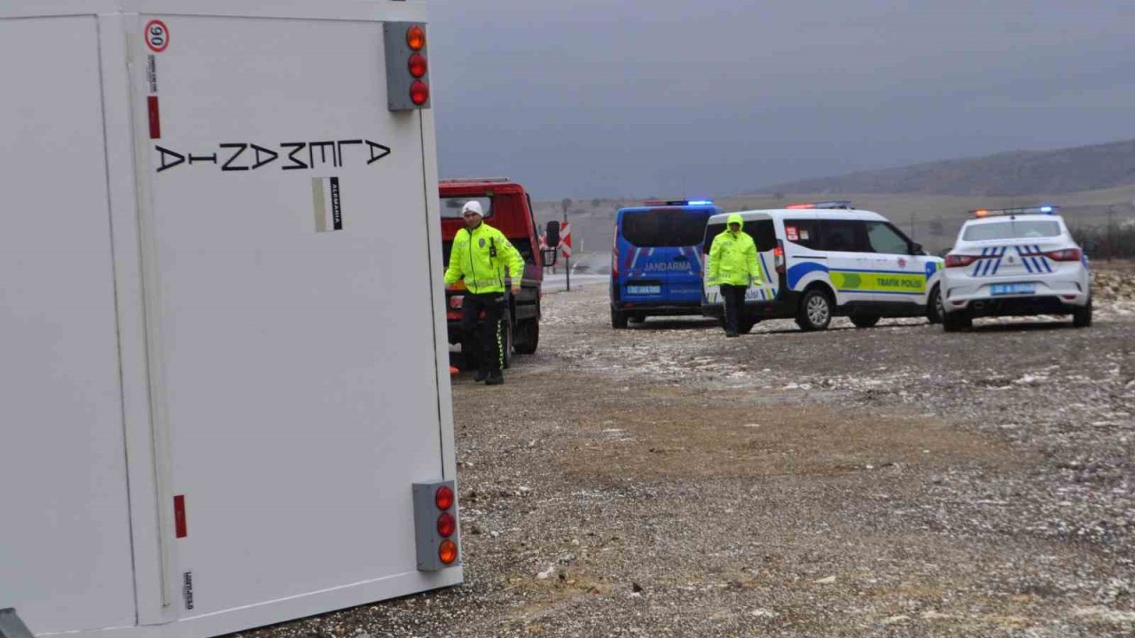 Alman turistin kullandığı karavanla otomobil çarpıştı: 1’i ağır 3 yaralı