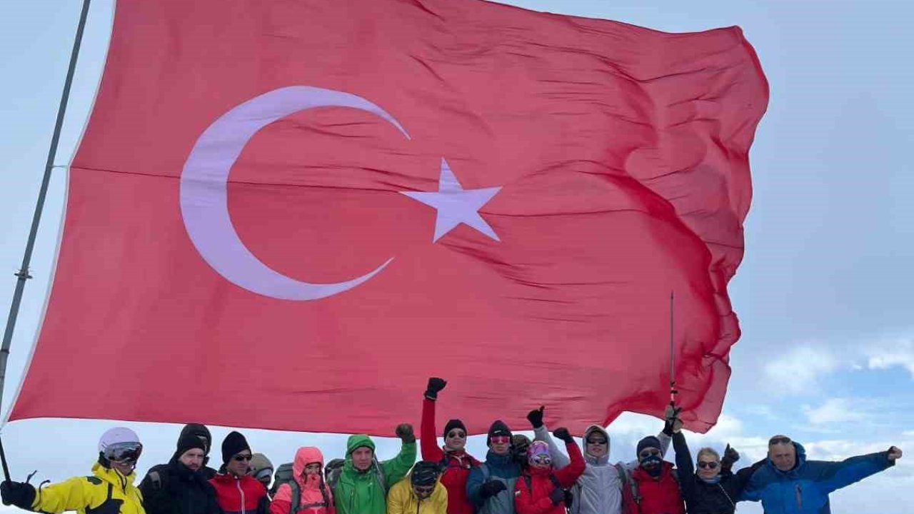 Trabzon’un en yüksek tepesindeki Türk bayrağı yenilendi