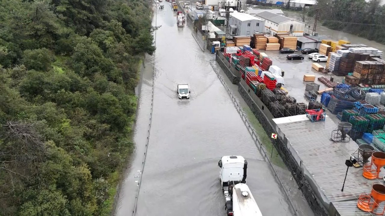 Eyüpsultan’da göle dönen yol havadan görüntülendi