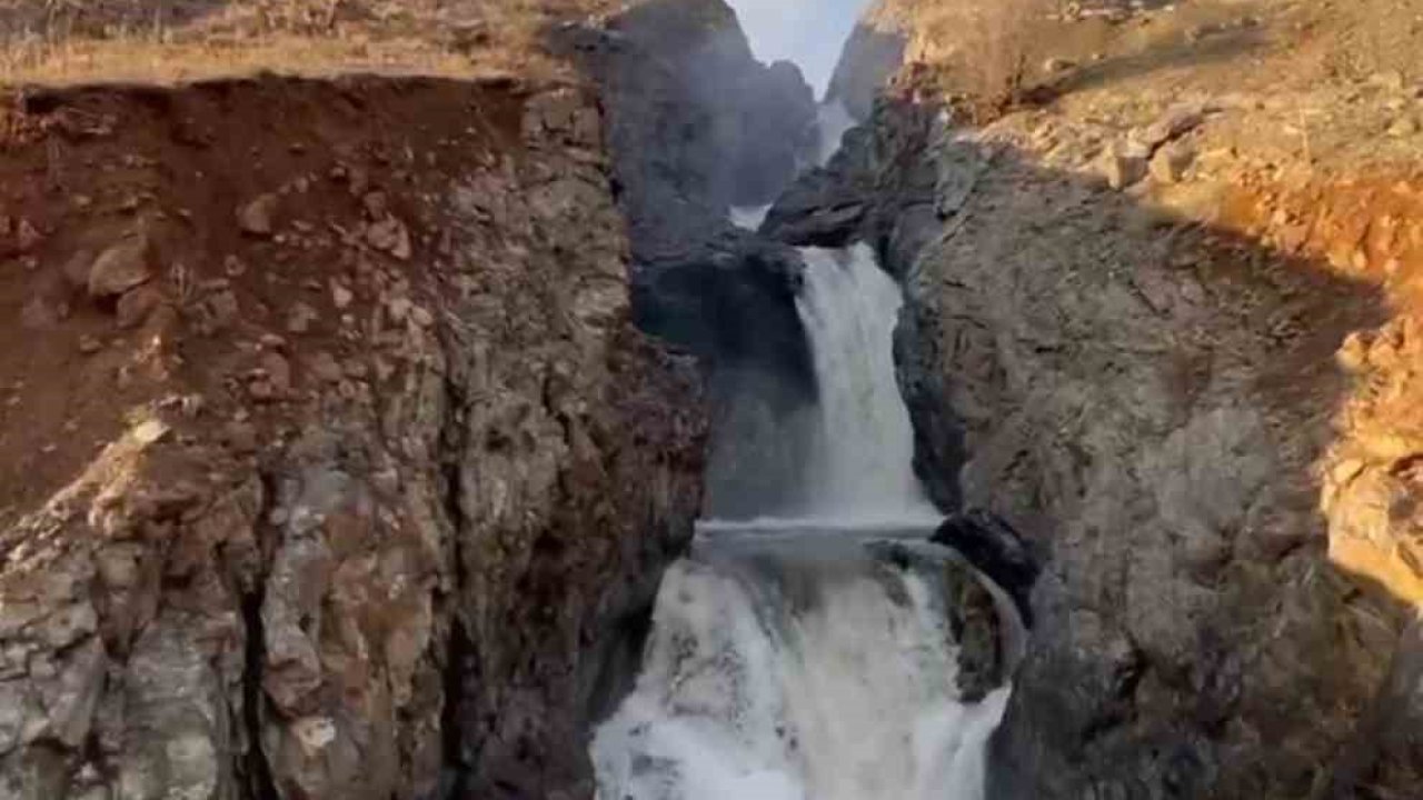 Elazığ’da yağışlar sonrası şelale coştu