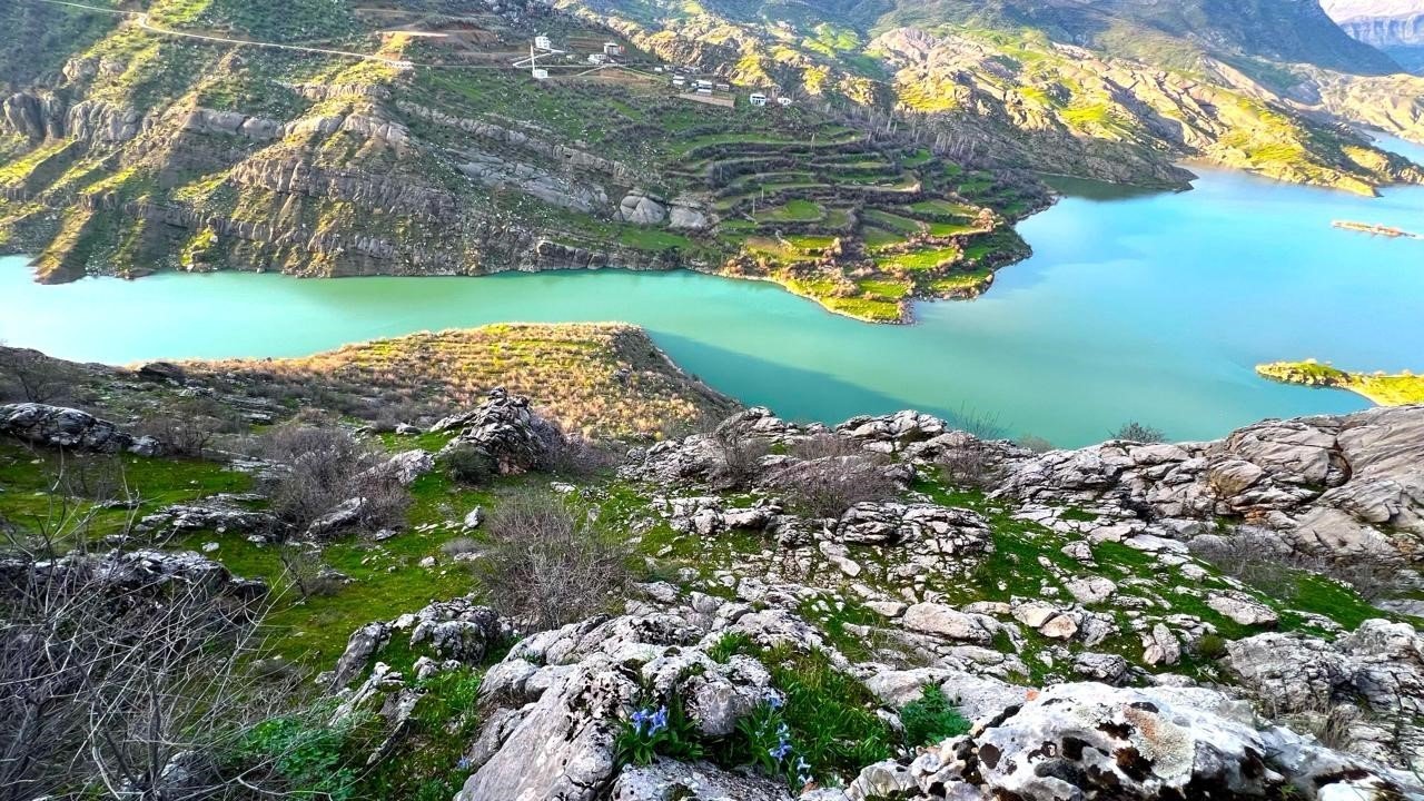 Ayı Nevruzu Gerger kayalıklarını renklendirdi