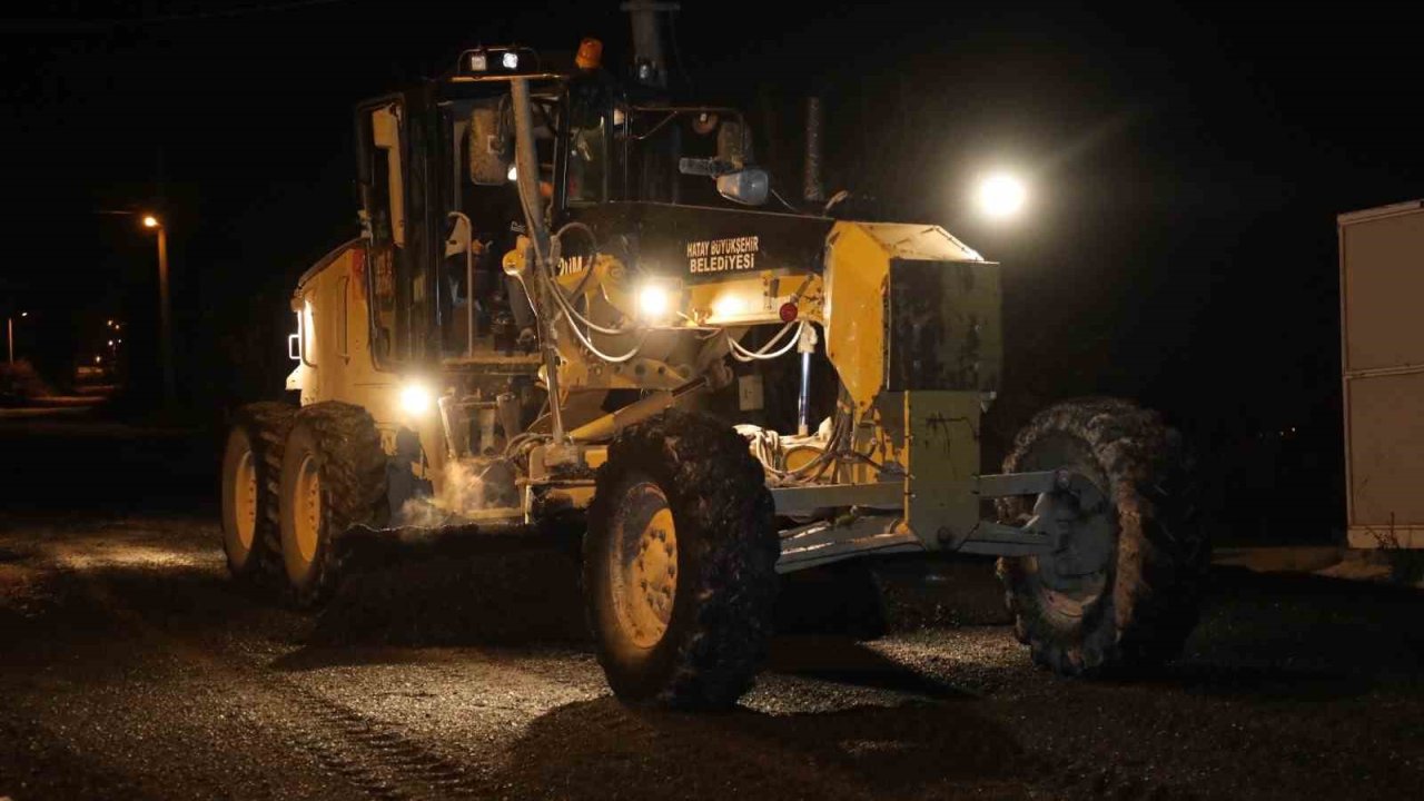 Antakya’da yol bakım ve onarım çalışmaları sürüyor
