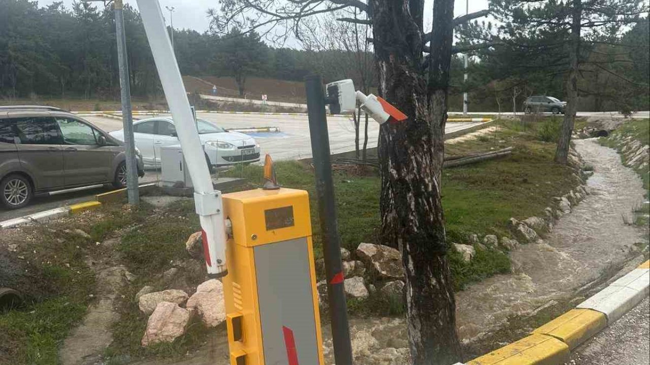 Pelitözü Gölpark girişindeki turnikelere kamyon çarptı