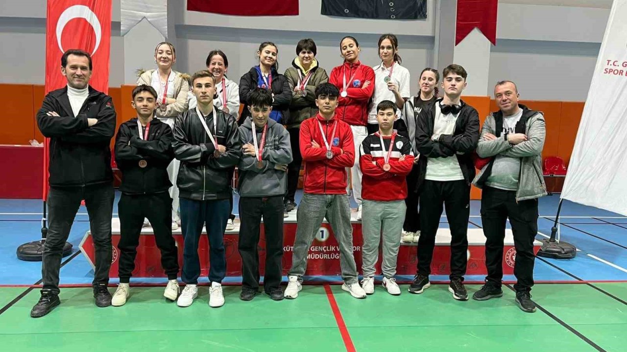 Pazarlar Spor Lisesi’nden atletizmde 15 madalya
