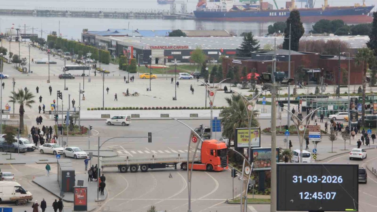 Tırdan trafiği tehlikeye düşüren hareket