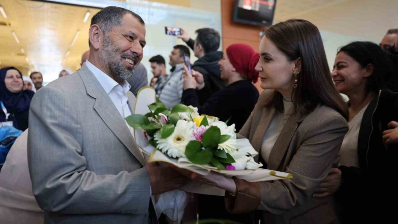 Mardin’de "Aile Yılı" kapsamında umreden dönen çiftlere duygusal karşılama