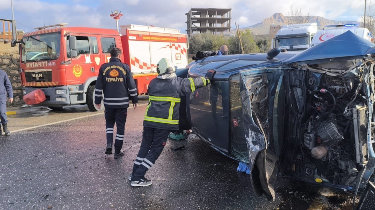 Mardin’de refüje çarpan otomobilin sürücüsü yaralandı