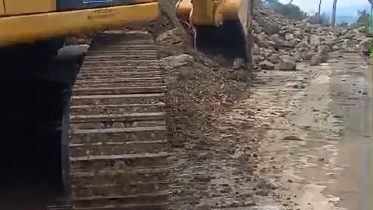 Gemlik-Mudanya yolu heyelan sebebiyle kapandı