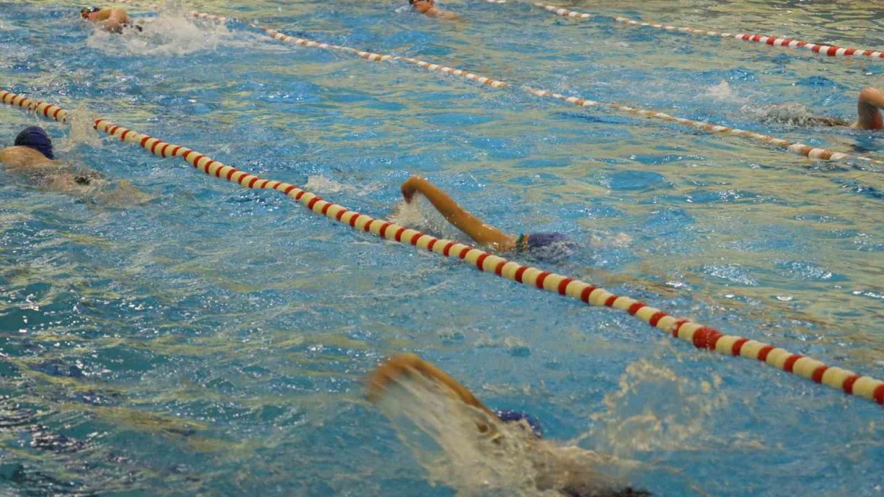 Şanlıurfa’da minik yüzücülerden 24 madalya