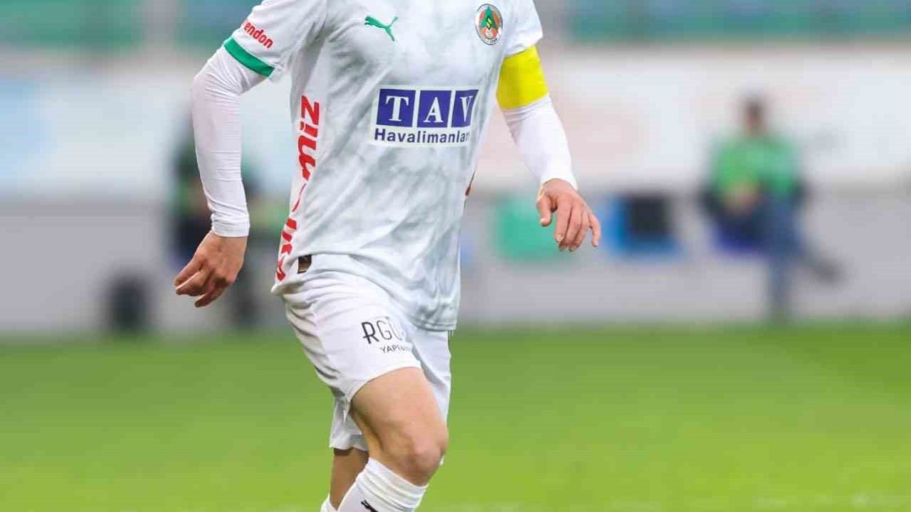 Corendon Alanyaspor kaptanı Efecan Karaca ameliyat edildi