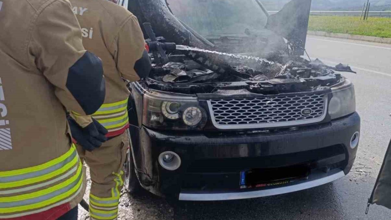 Altınözü’de  cipin motoru alevlere teslim oldu