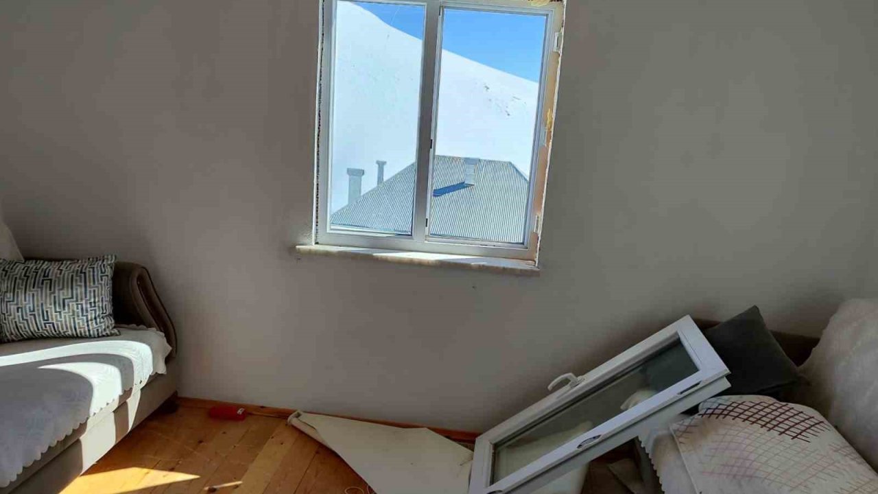 Bayburt’ta ayıların talan ettiği yayla evlerine ulaşım sağlanamıyor: Köylüler yolun açılmasını istiyor