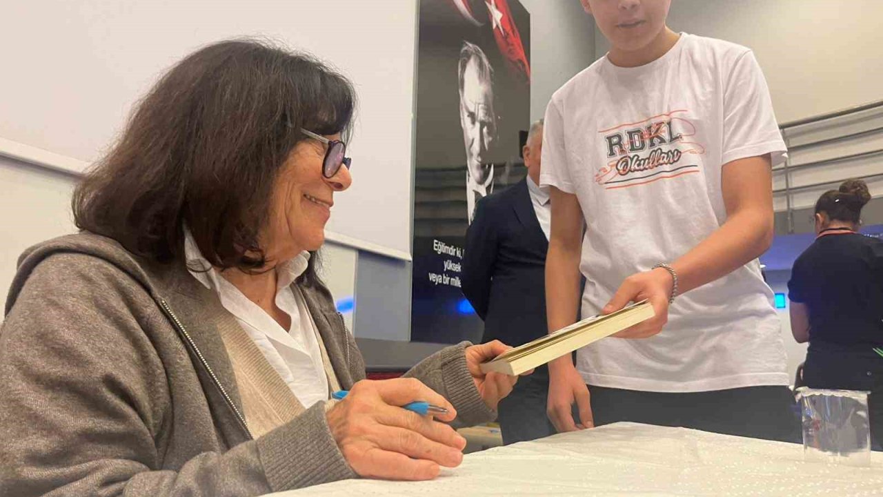 Yazar Latife Tekin, İzmir’de lise öğrencileriyle buluştu