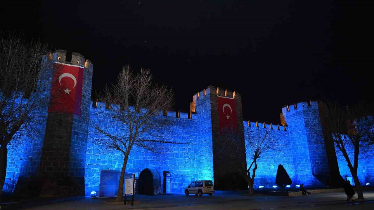 Kayseri Büyükşehir, tarihi surları mavi ışıkla aydınlatarak otizm farkındalığına dikkat çekti