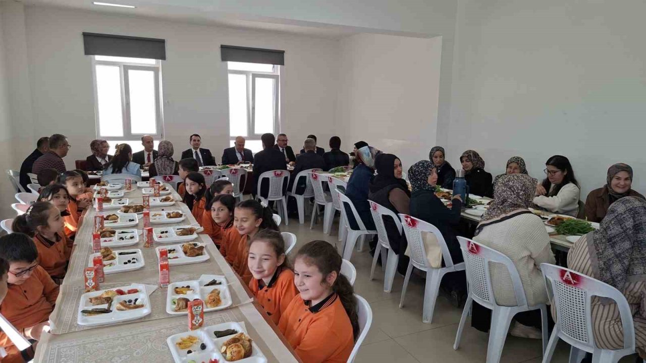 Hisarcık Atatürk İlkokulunda"Aile Yılı" teması kapsamında okul-aile kahvaltı etkinliği