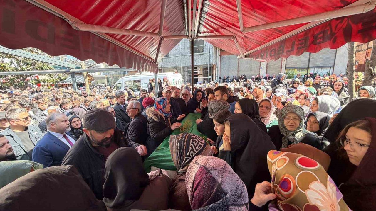 Taciz mağduru genç kız son yolculuğuna gözyaşları ile uğurlandı