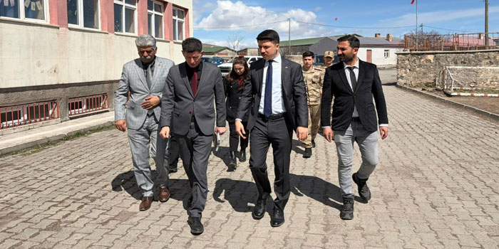 Digor Kaymakamı Kocaköy’de vatandaş ve öğrencilerle buluştu