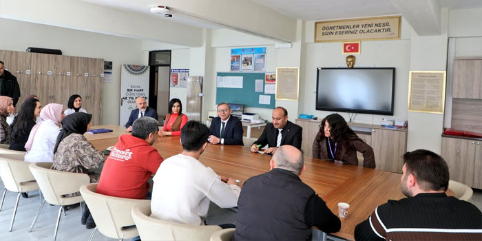 Kars Valisi Ziya Polat öğretmenlerle bir araya geldi