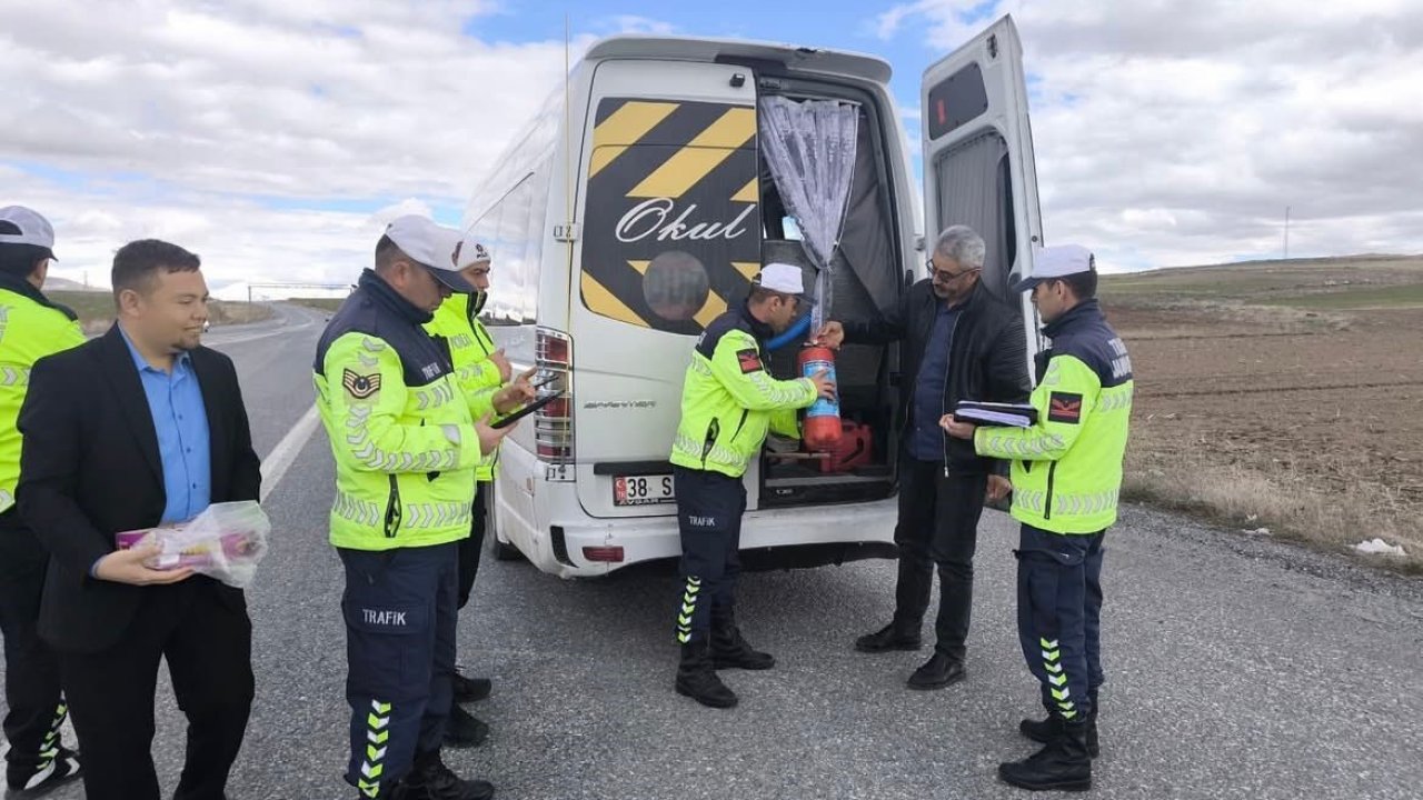 Tomarza’da servis şoförlerine güvenlik ve trafik eğitimi verildi