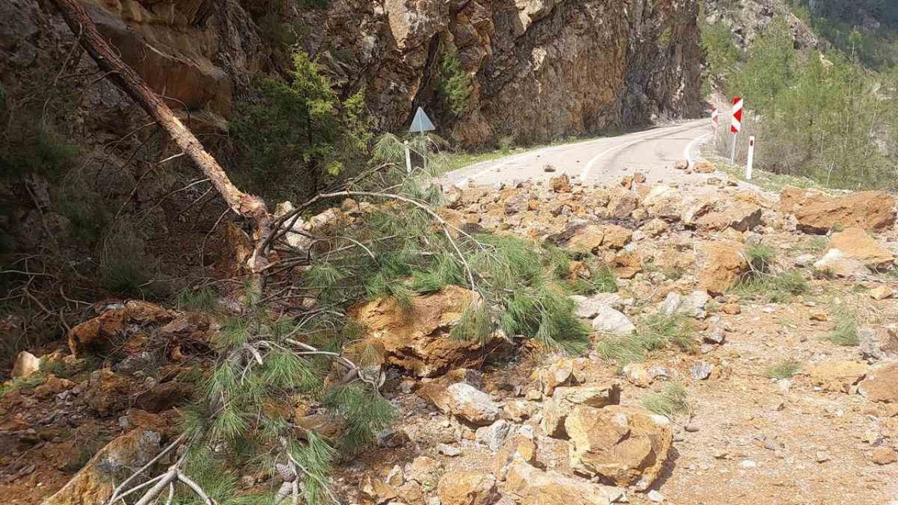 Feke-Saimbeyli kara yolu ulaşıma kapandı